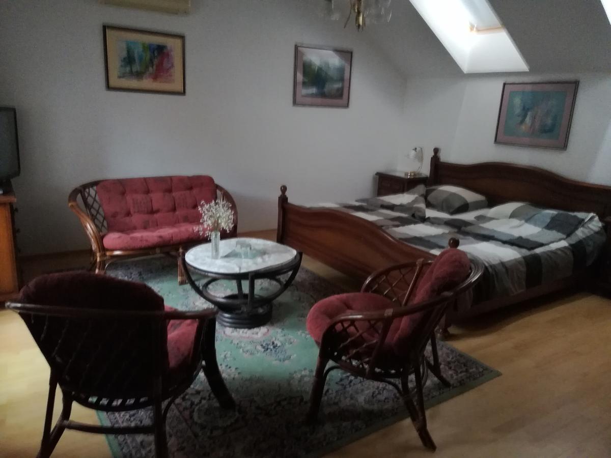 Ria Panzio Bed & Breakfast เอสแตร์กอม ภายนอก รูปภาพ