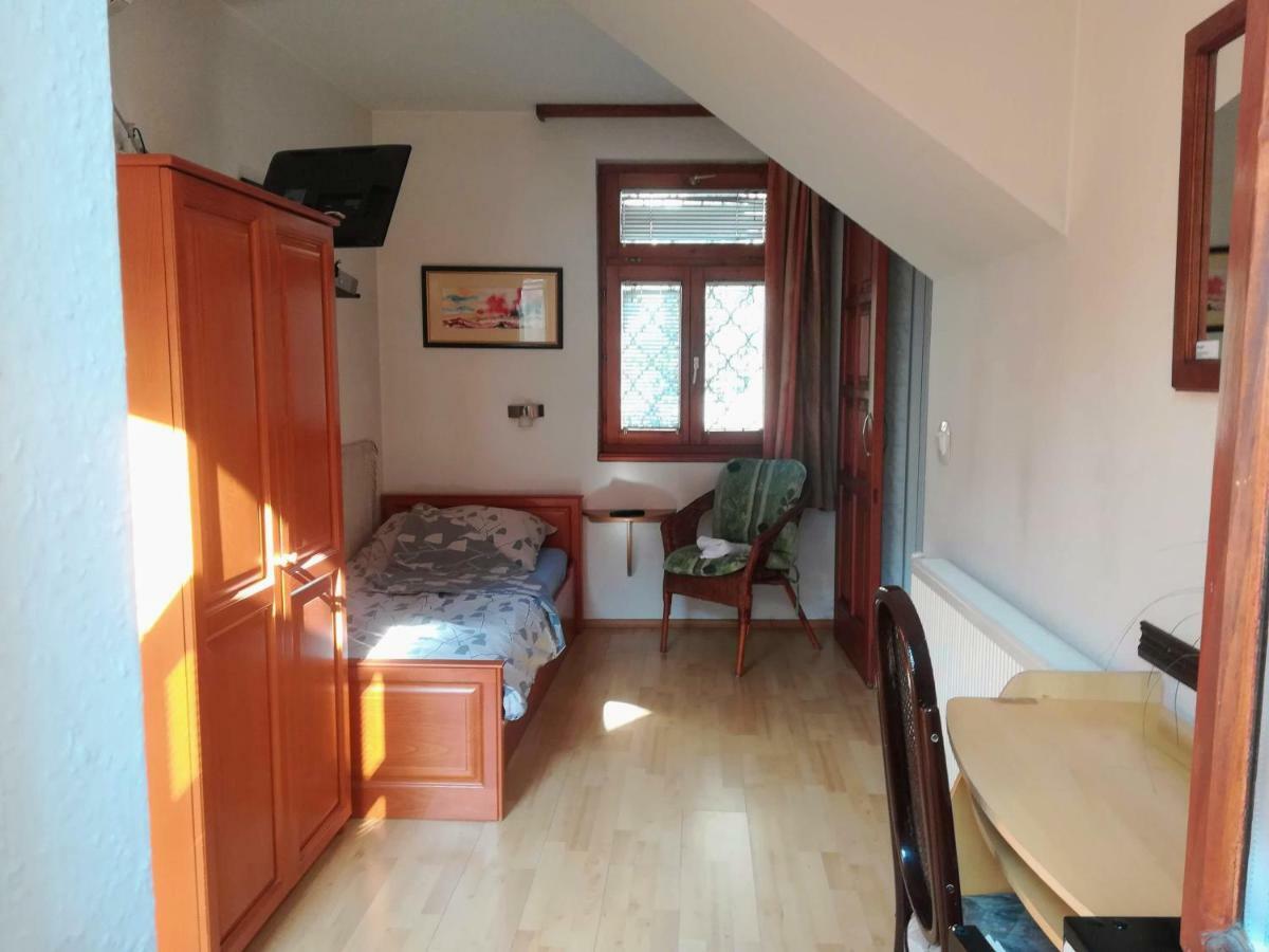Ria Panzio Bed & Breakfast เอสแตร์กอม ภายนอก รูปภาพ